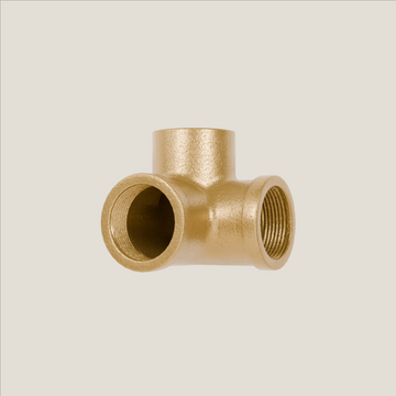 Conector triple de 90° – Dorado